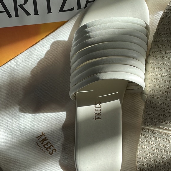 white leather sandals - Picture 3 of 4